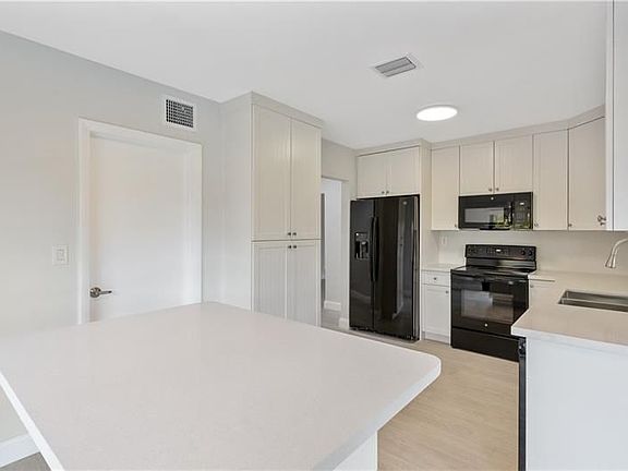3rd image of 6008 Linden Cir
