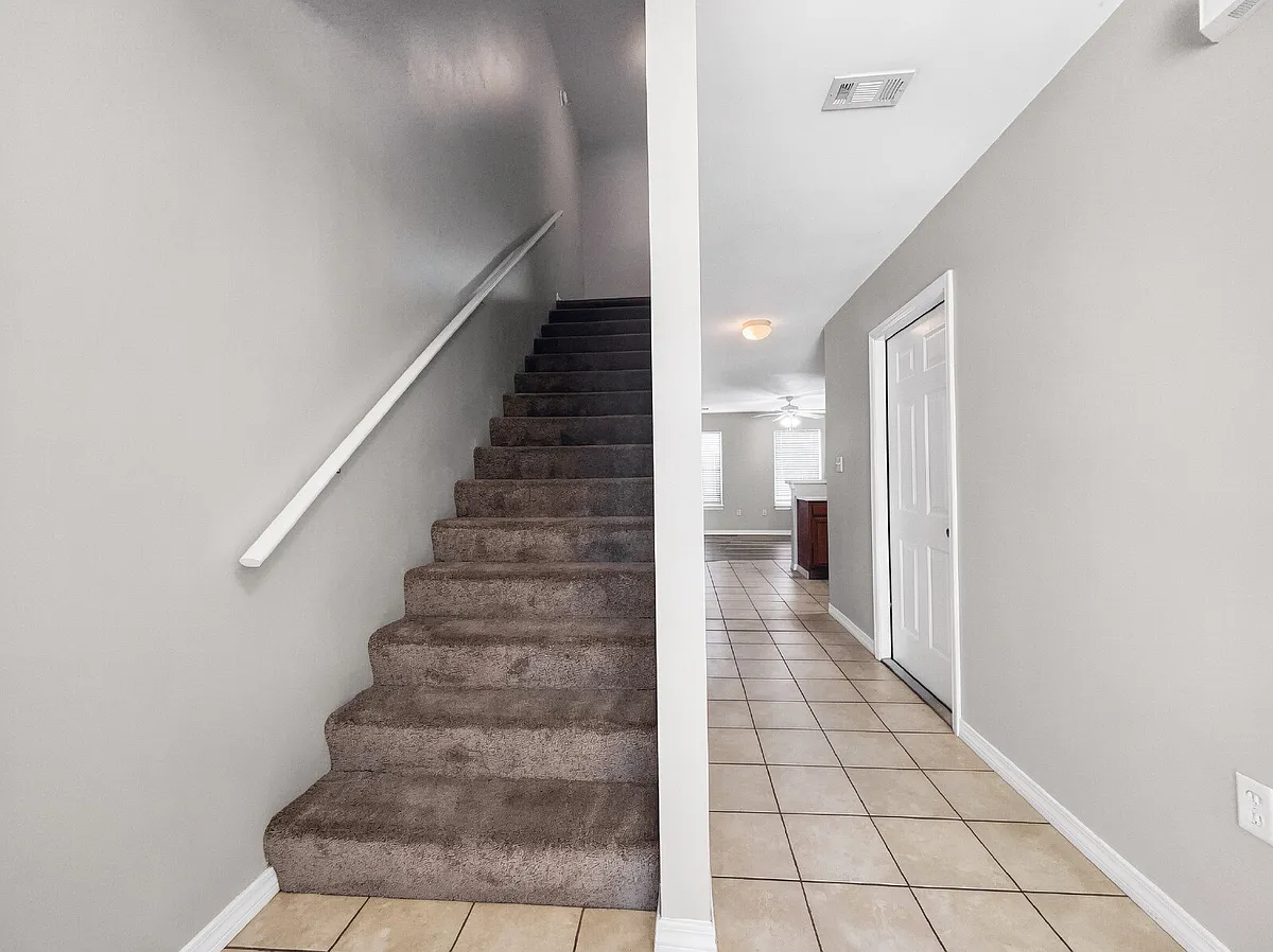 Building Photo - 46 Park Cir SE #B