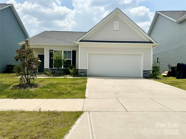 211 Surrey Oak Ln, Charlotte, NC 28216