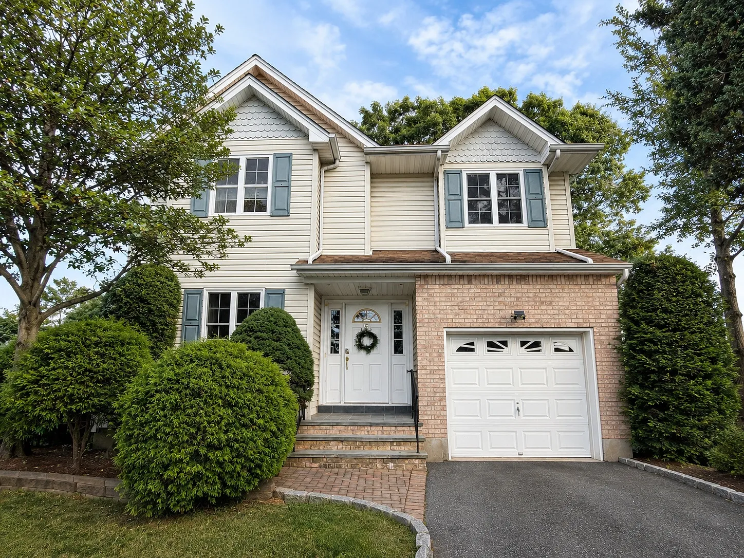 4 bed, 3.5 bath, 2137 sqft, $5,000 — Photo 1
