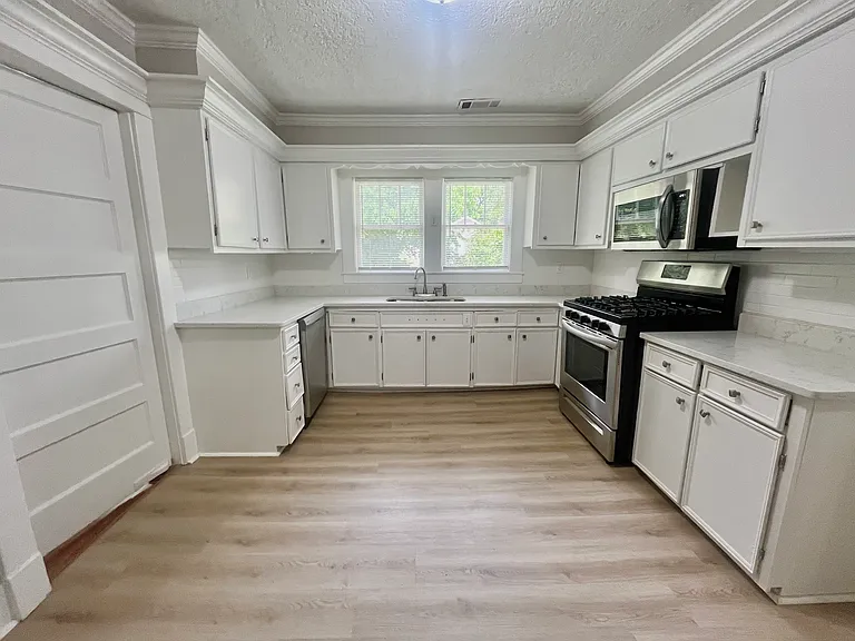 4522 Lee Ave — Photo 9
