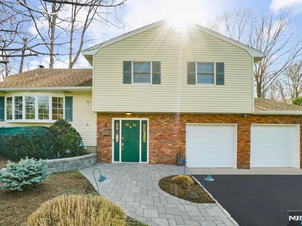 5 Sloping Hill Ln, Montvale, NJ 07645