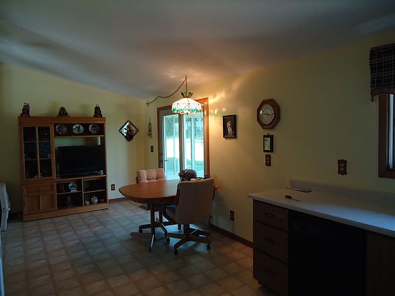 5th image of 32W643 Hecker Dr