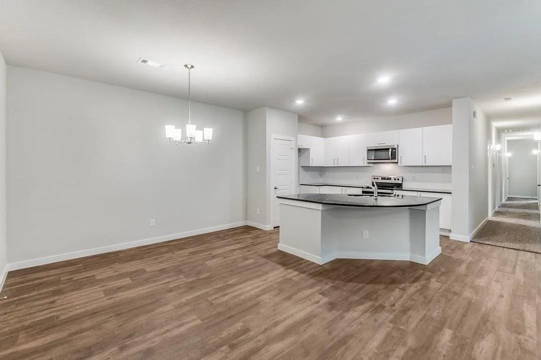 4 bed, 2.0 bath, 1570 sqft, $2,100 — Photo 3