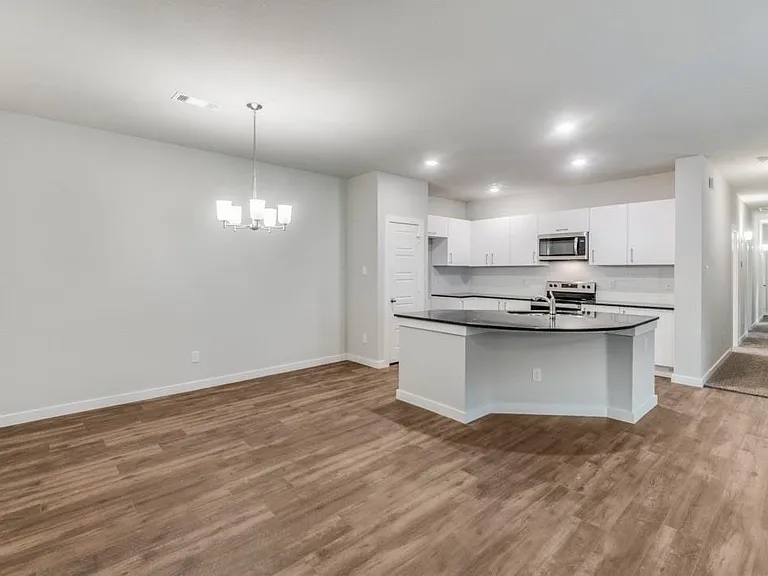 644 Blackland Dr — Photo 3