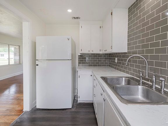 5th image of 11 Ivanhoe Ave