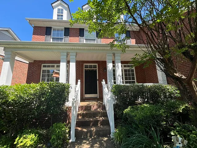 5 bed, 2742 sqft, $3,699 — Photo 3