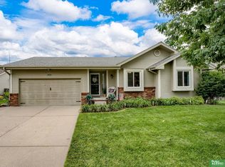 2405 Laura Cir, Papillion, NE 68046
