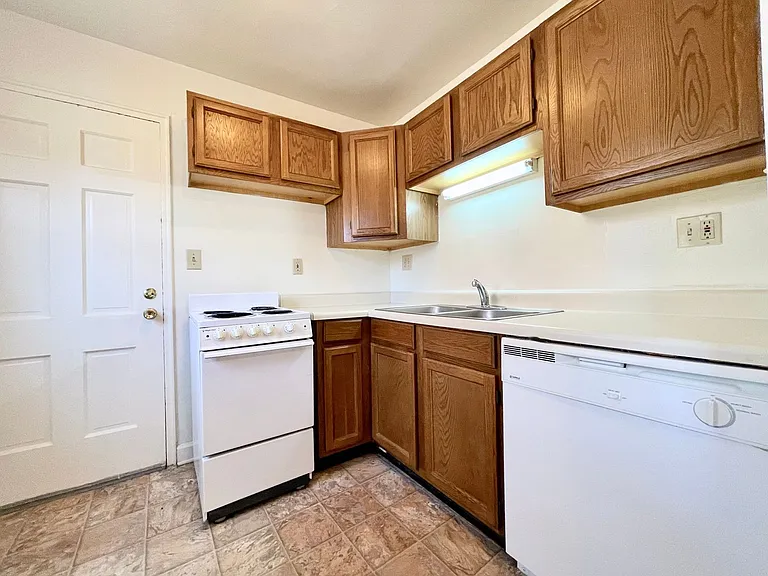 Lindley Park Manor — Photo 18