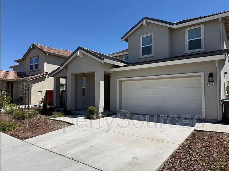 5 bed, 3.0 bath, 2450 sqft, $3,250 — Photo 2