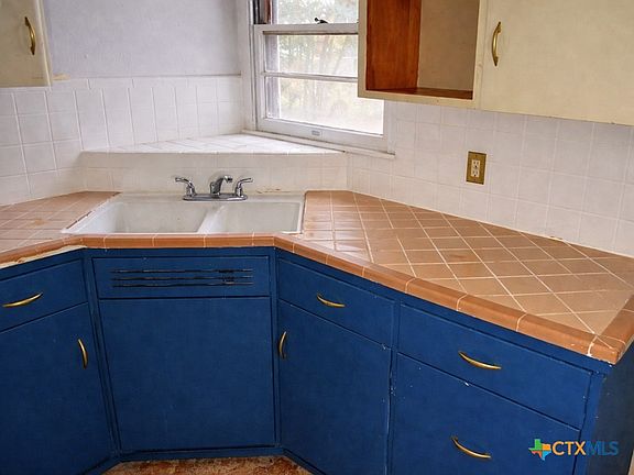 4th image of 3401 Redwood Dr