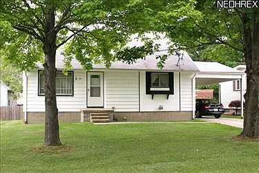 98 Poplar Ave photo 1