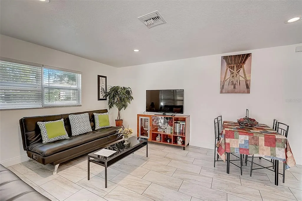2 bed, 1.0 bath, 1000 sqft, $2,500 — Photo 3