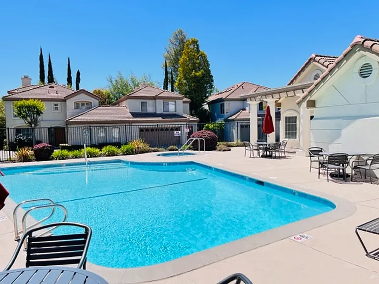 1023 Vista Pointe Cir — Photo 43