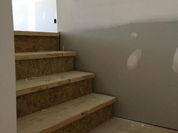 TOP OF STAIRWAY TO BONUS ROOM