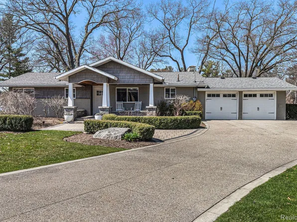 1074 Abseguami Trl, Lake Orion, MI 48362