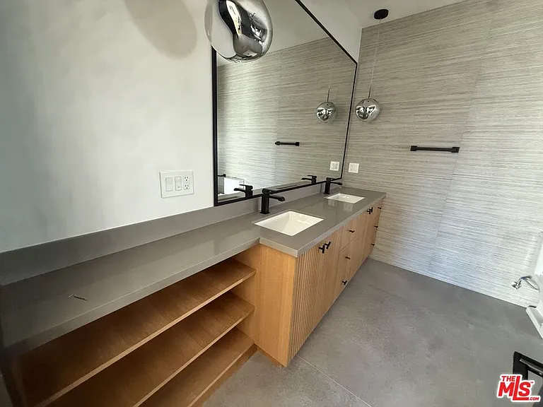 3021 Stanford Ave — Photo 19