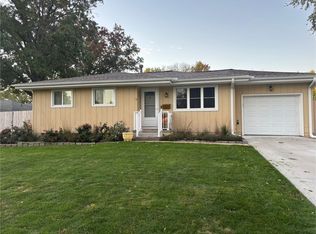 9015 Lakeview Dr, Omaha, NE 68127