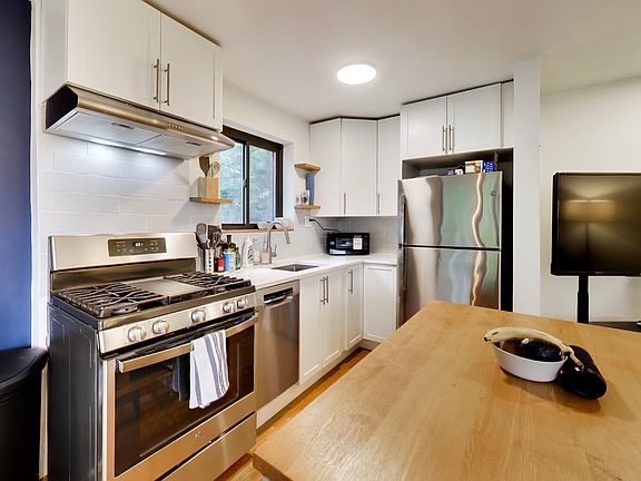 3rd image of 1563 N Colonial Ter #401