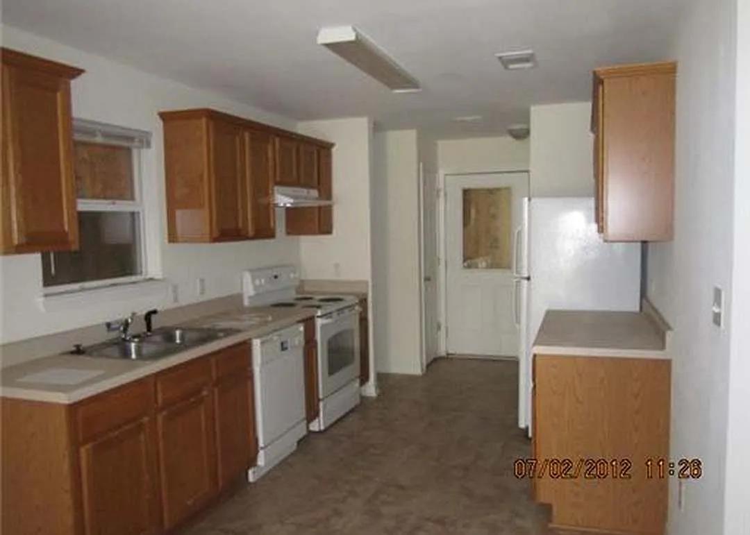 3 bed, 1100 sqft, $1,600 — Photo 3