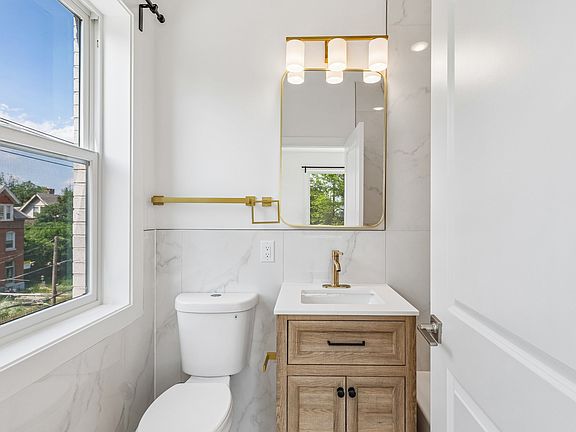 4th image of 239 S Farragut St #101