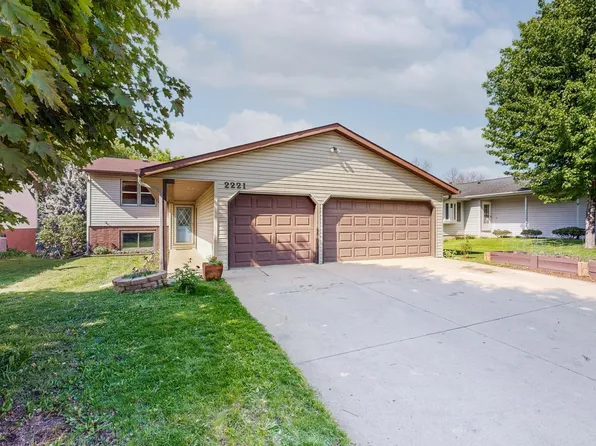 2221 52nd St NW, Rochester, MN 55901