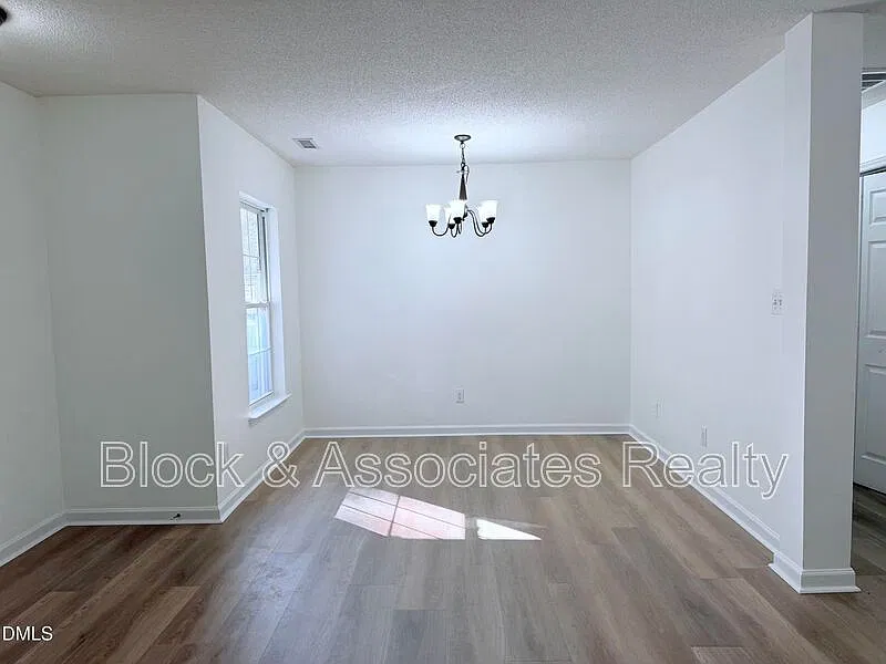 4 bed, 2.5 bath, 1710 sqft, $2,050 — Photo 2