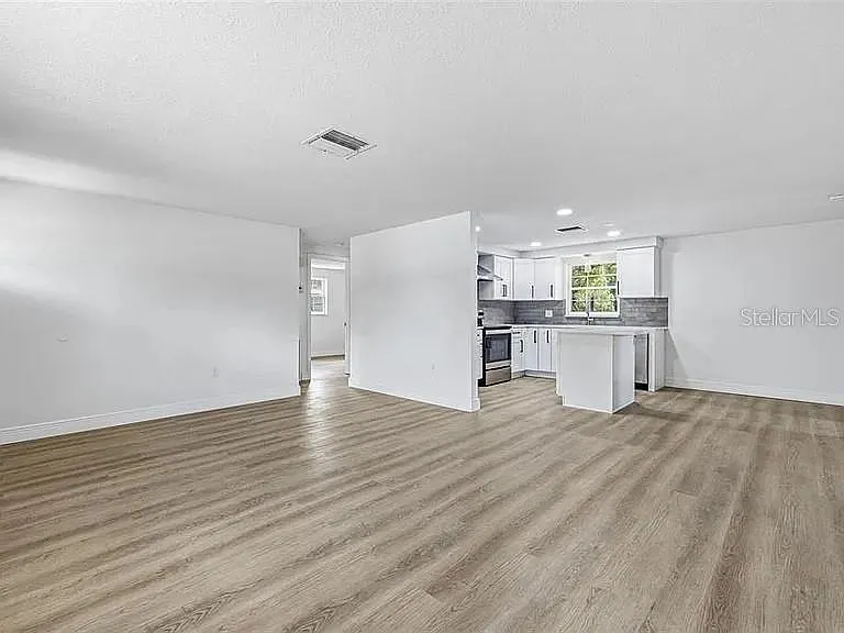 3 bed, 2.0 bath, 1210 sqft, $2,050 — Photo 4