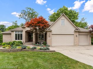 20403 Robinway Dr, Clinton Township, MI 48036