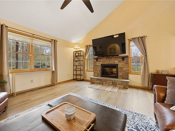 4th image of 99 Carpenter Ave