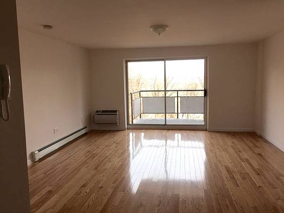 5th image of 7510 Grand Central Pkwy #6C