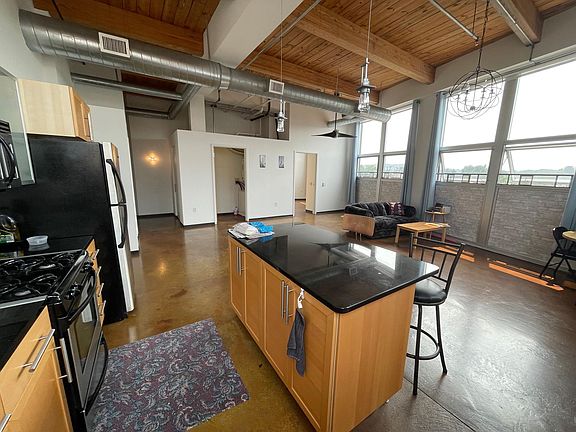 3rd image of 118 Holmes St Unit 301