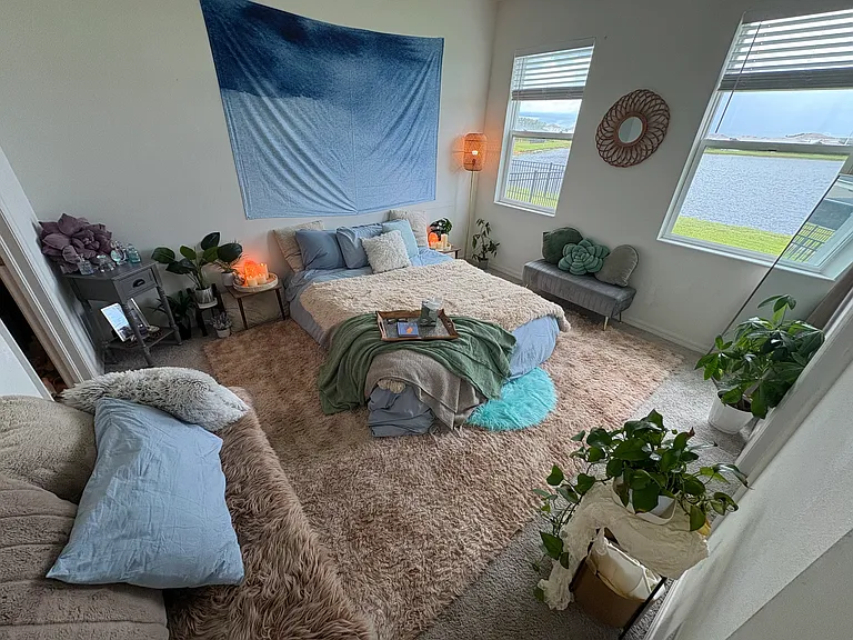 Master bedroom: Queen memory foam bed, lakeside, en-suite bath, walk in closet