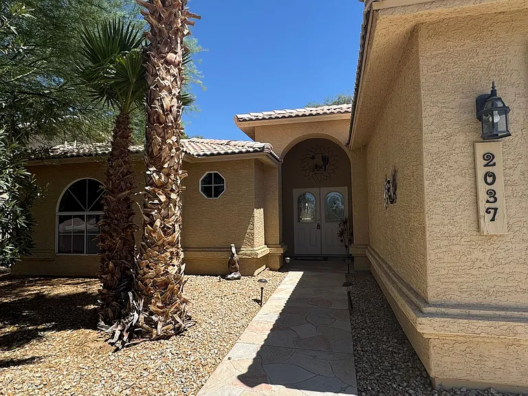 2037 E Desert Palms Dr — Photo 2