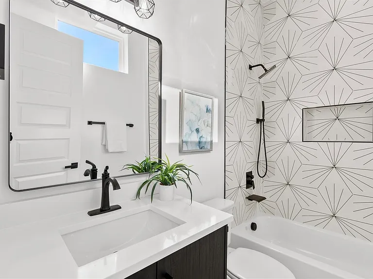 723 W 10th St #101 — Photo 25