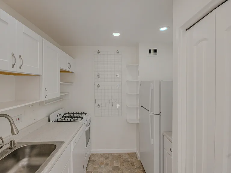 1900 Lyttonsville Rd #110 — Photo 15