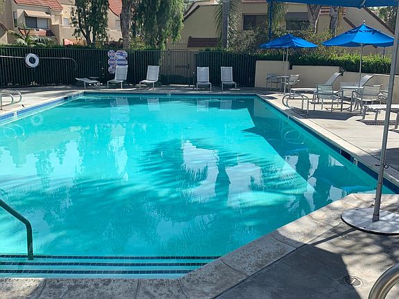 2 swimming pools with jacuzzis