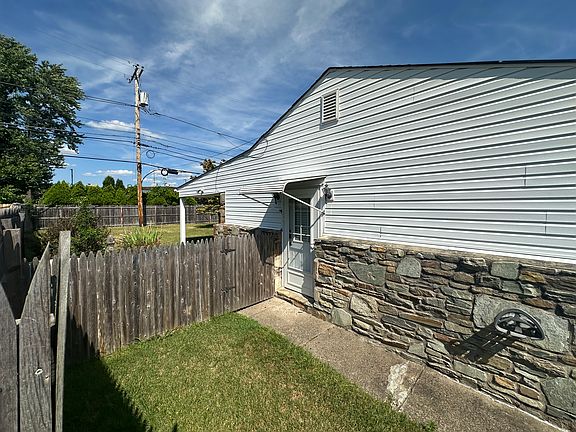3rd image of 2514 Laurel Dr