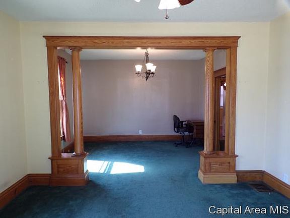 4th image of 484 Maple Ave