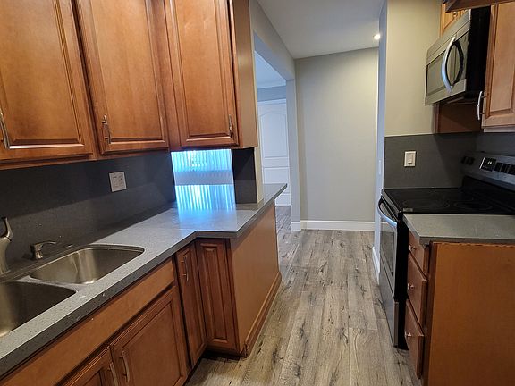 3rd image of 15916 S Manhattan Pl
