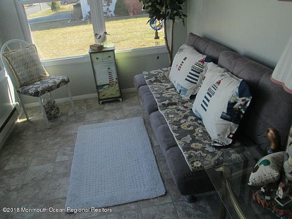 4th image of 606 Willow Lane #A