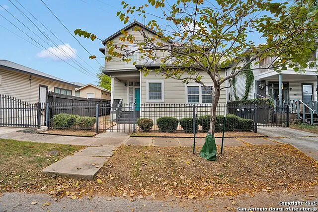 2 bed, 1.0 bath, 466 sqft, $950 — Photo 2