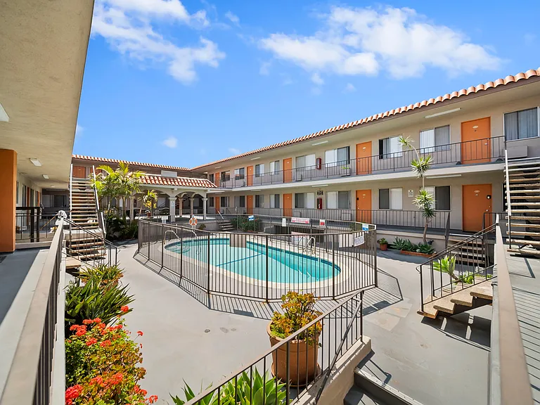 Valencia Apartments — Photo 8