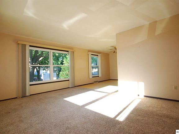 4th image of 523 8th Ave SE