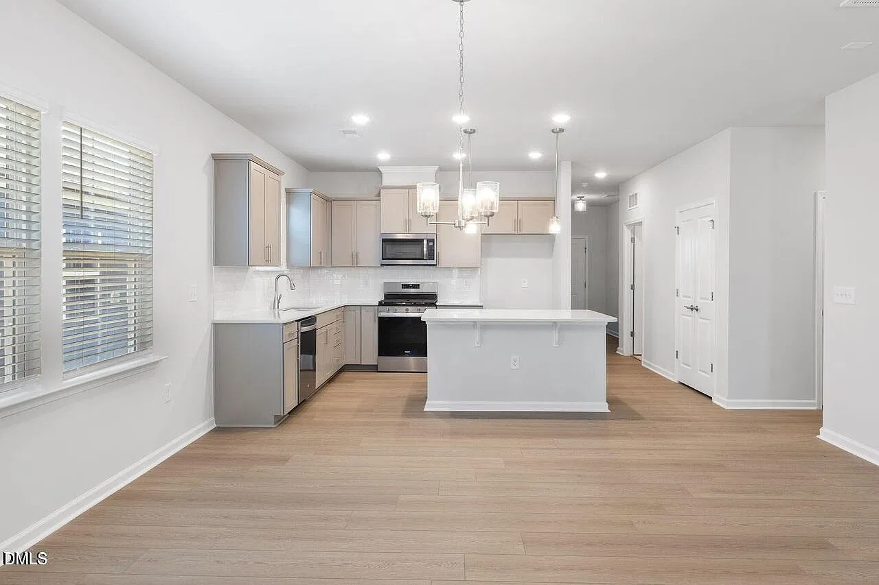 4 bed, 3.0 bath, 1702 sqft, $2,300 — Photo 3