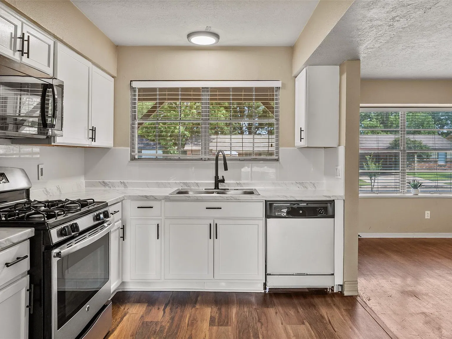 3 bed, 1.0 bath, 1174 sqft, $1,625 — Photo 3