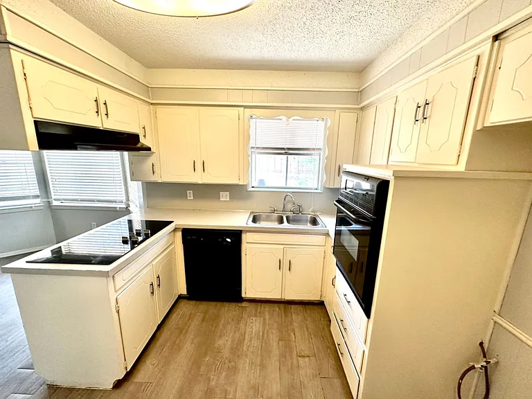 1114 Johnson St — Photo 4