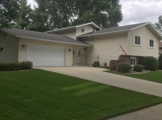 525 Meadow Run Dr SW, Rochester, MN 55902
