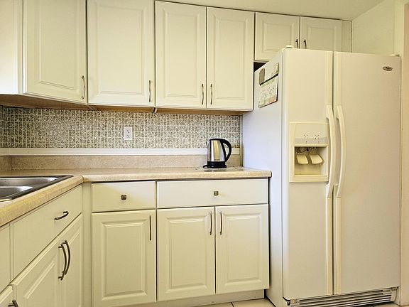 5th image of 2581 Dudley Drive W #A