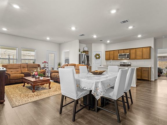 3rd image of 605 Iron Hill Ln
